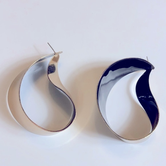 Vintage pierced gold tone metal Abstract Hoop statement earrings - Picture 2 of 2